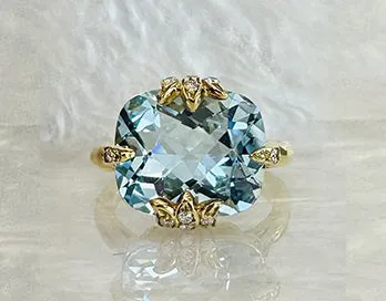 18k Yellow Gold Blue Topaz Ring