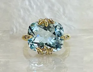 18k Yellow Gold Blue Topaz Ring