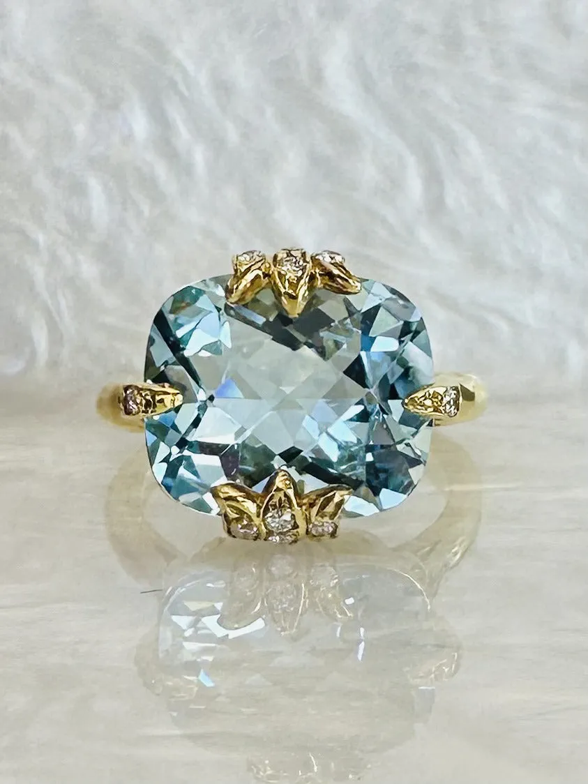 18k Yellow Gold Blue Topaz Ring
