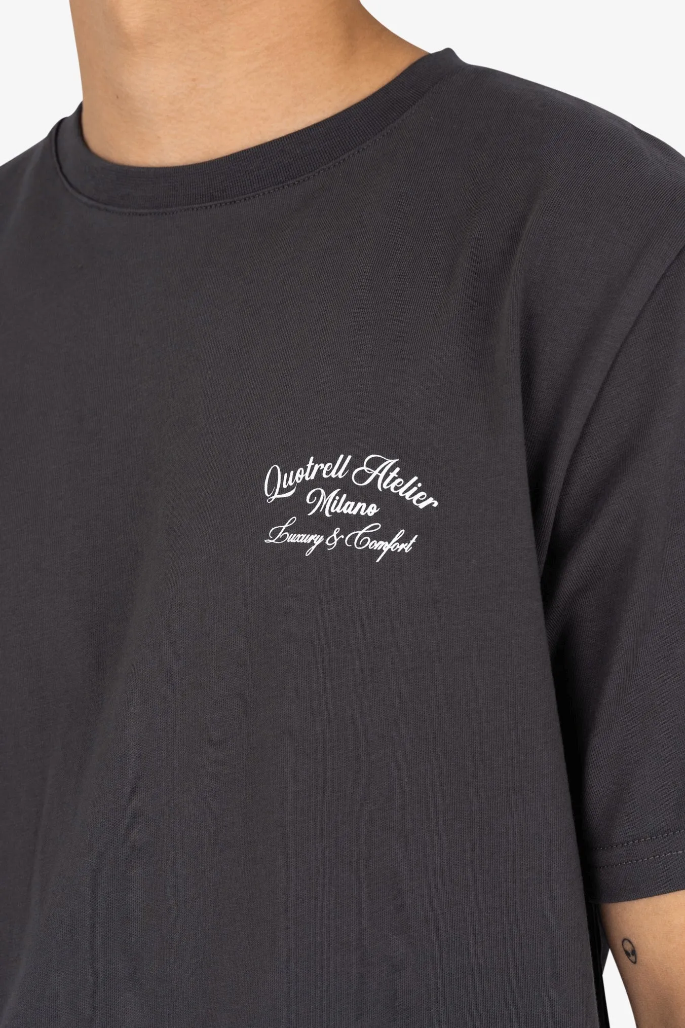 ATELIER MILANO T-SHIRT | ANTHRACITE/WHITE