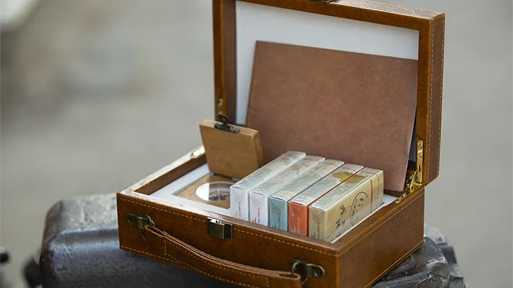 Limited World Tour: Deluxe Set (5 Decks, Compass and Case)