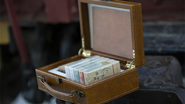 Limited World Tour: Deluxe Set (5 Decks, Compass and Case)
