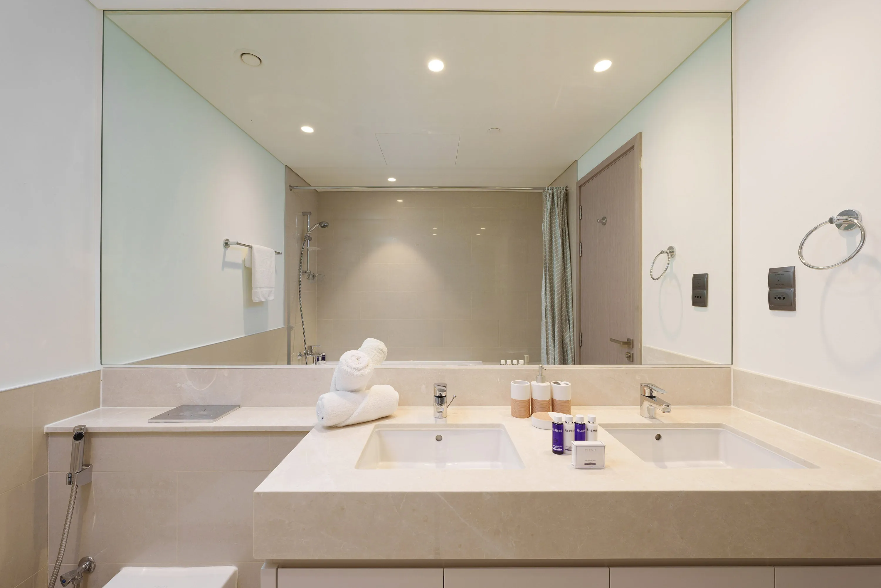 Posh & Arty Apt w/ Direct Burj Khalifa & Fountains Views