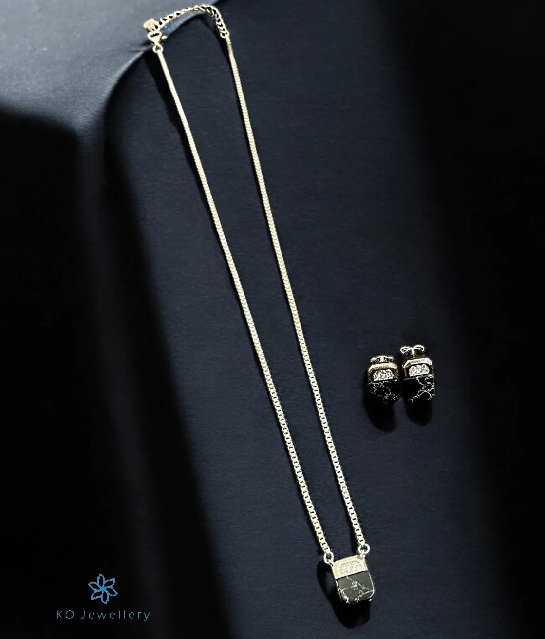 The Ritya Sparkle Silver Necklace & Earrings (Black)